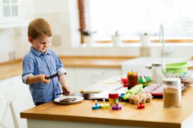 Şirin çocuk bir şef olmak öğrenme