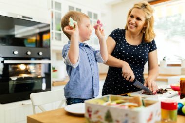 Anne ve çocuk kurabiye hazırlama