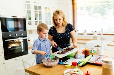 Güzel çocuk ve anne pişirme