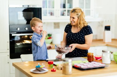 Çocuk anne kek hazırlamak yardım 