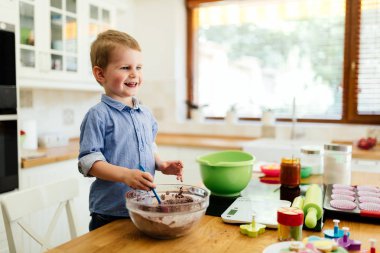 Şirin çocuk bir şef olmak öğrenme