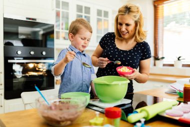 Mutlu anne ve çocuk mutfakta