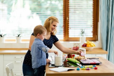 Güzel çocuk ve anne pişirme
