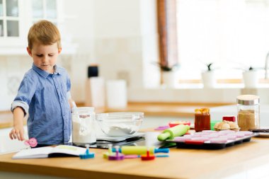 Çok güzel çocuk kurabiye yapma