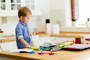 Şirin çocuk bir şef olmak öğrenme