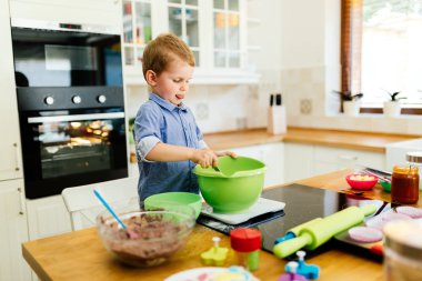 Çocuk anne olun muffins yardım