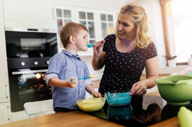 Çocuk yardım anne mutfak 