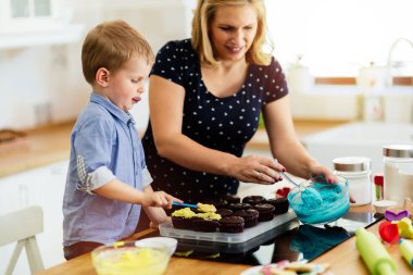 Çocuk yardım anne mutfak 