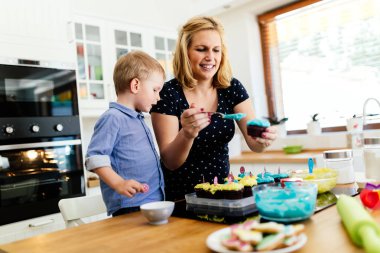 Çocuk yardım anne mutfak 