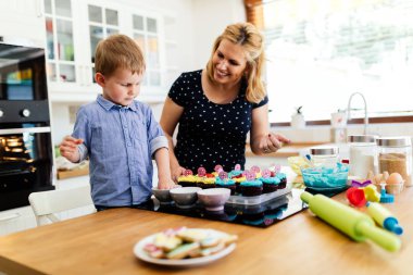 Çocuk yardım anne mutfak 