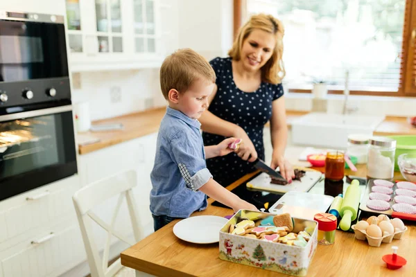 Mère heureuse et enfant dans la cuisine — Photo