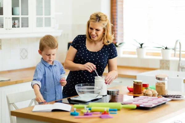 Anne ve çocuk kurabiye hazırlama