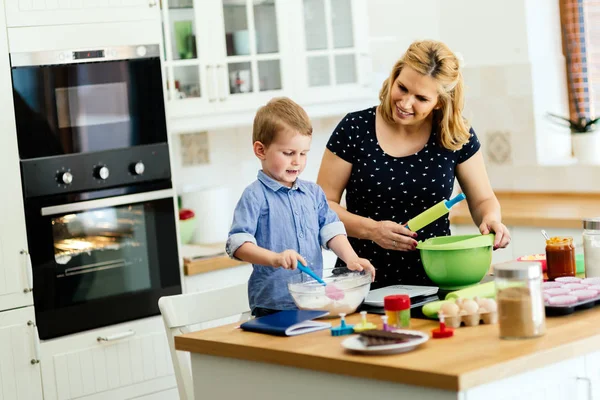 Anne ve çocuk kurabiye hazırlama