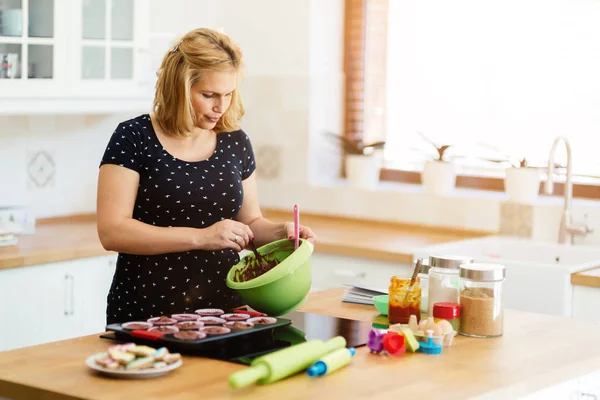 Mujer embarazada preparando magdalenas —  Fotos de Stock