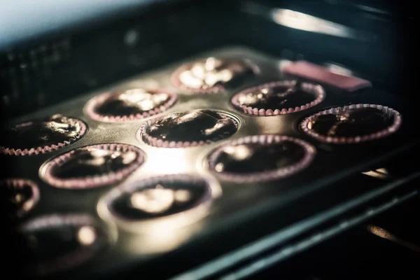 Muffins in een moderne oven — Stockfoto