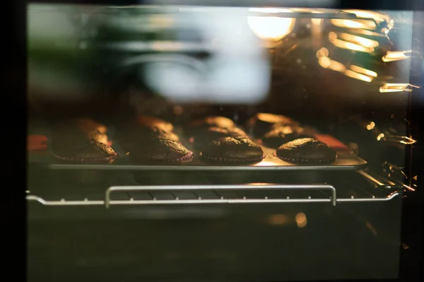 현대 오븐에 머핀 — 스톡 사진