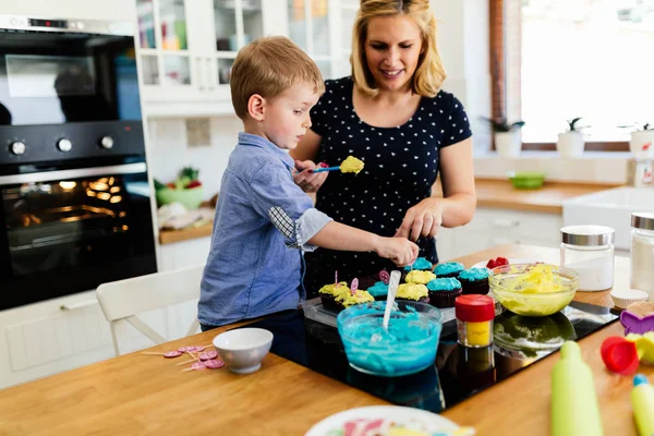 Çocuk yardım anne mutfak 