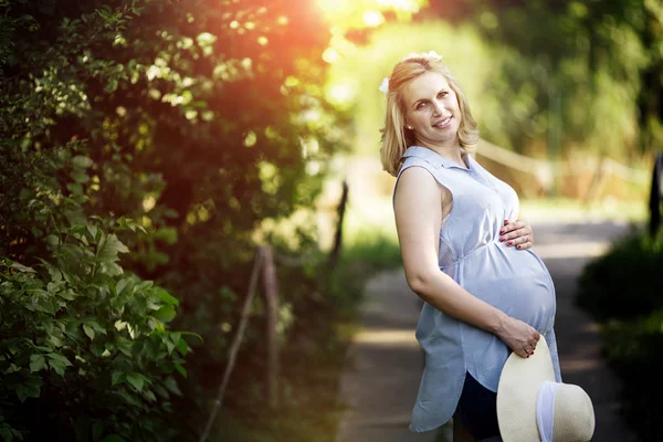 Beautiful pregnant woman in nature — Stock Photo, Image