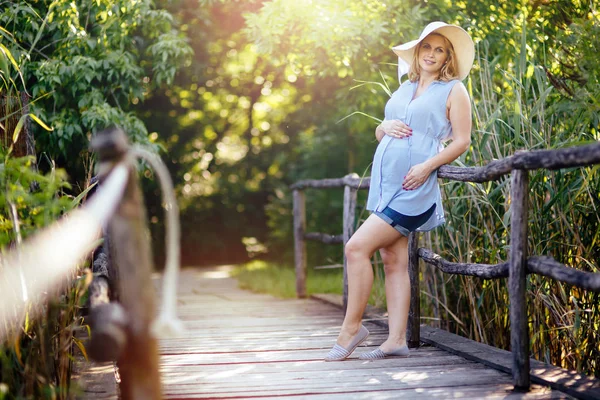 Mooie zwangere vrouw in de natuur — Stockfoto