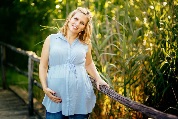 Beautiful pregnant woman in nature — Stock Photo, Image