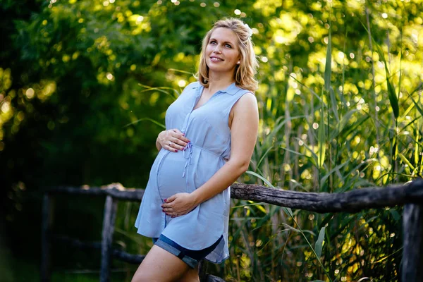 Mooie zwangere vrouw in de natuur — Stockfoto