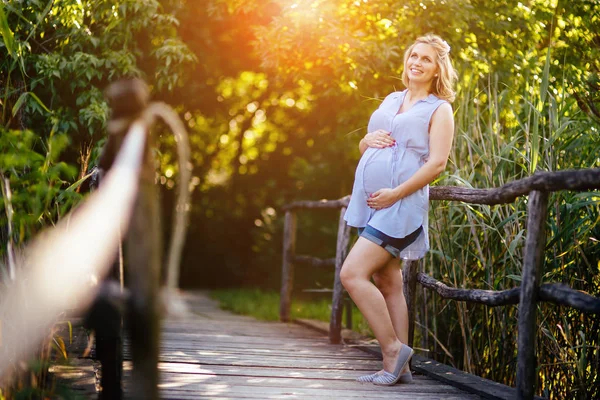 Doğada güzel hamile bir kadın — Stok fotoğraf
