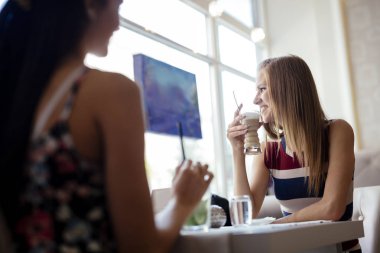 Restoranda konuşan kadın