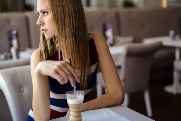 Γυναίκα στο εστιατόριο πίνοντας καφέ — Φωτογραφία Αρχείου