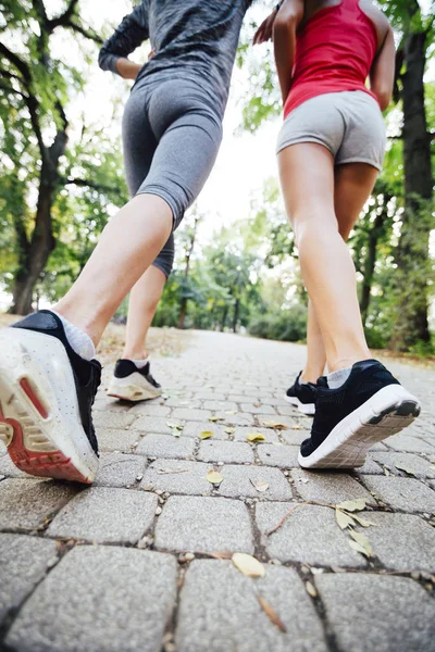 Крупный план женских ног во время пробежки — стоковое фото