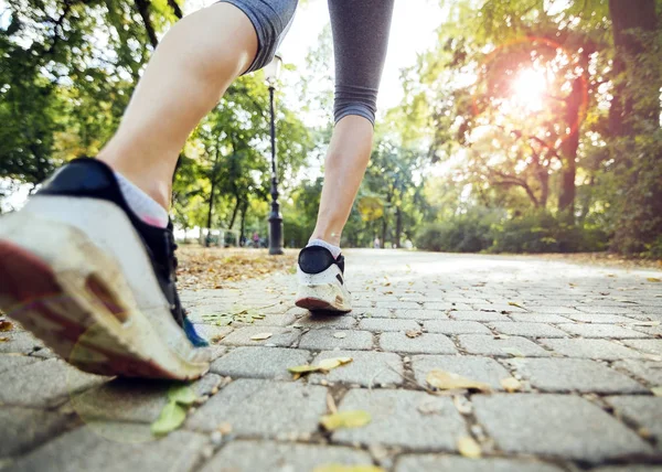 在慢跑的时候女性的脚的特写 — 图库照片