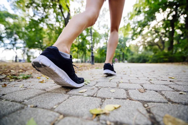 Zbliżenie kobiecych stóp podczas joggingu — Zdjęcie stockowe