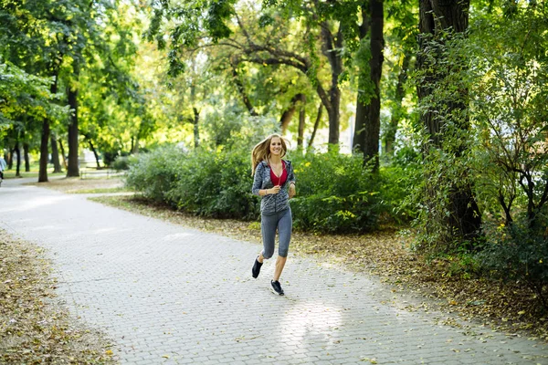 Blonde woman jogging — Stock Photo, Image