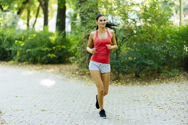 Güzel genç jogger Park