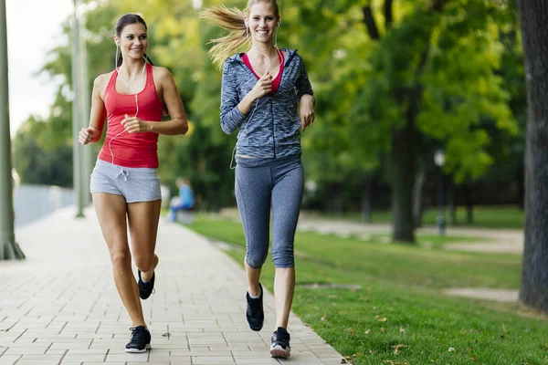 Zwei Frauen joggen im Park — Stockfoto