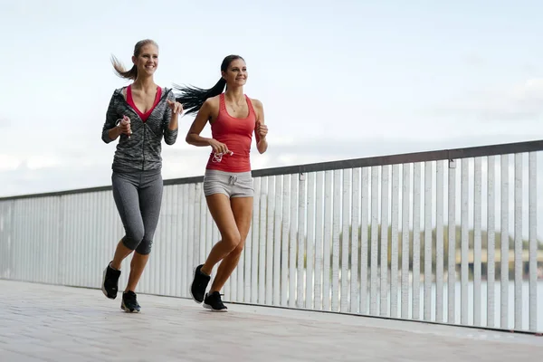 Ajuste mulheres correndo ao ar livre — Fotografia de Stock