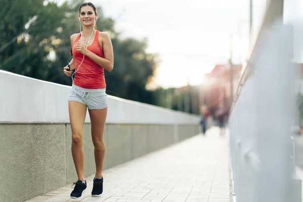 Frau joggt in der Stadt — Stockfoto
