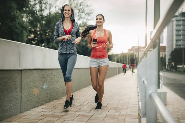 Prachtige twee vrouwelijke joggers — Stockfoto