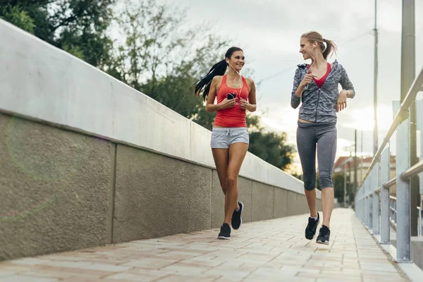 Dwie kobiety wykonując jogging — Zdjęcie stockowe