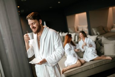 Yakışıklı erkek bornoz çay içme '