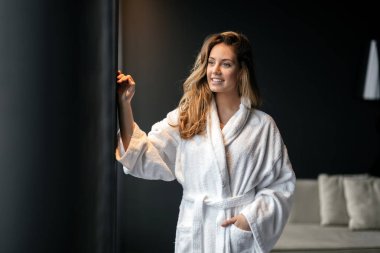 Çarpıcı kadın bornoz