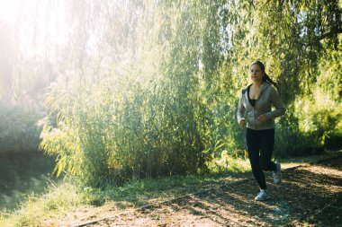 Kadın jogger doğada çalıştıran uygun