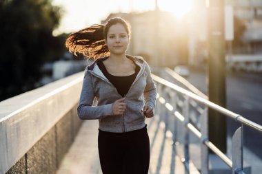 Uygun kadın şehirde koşu