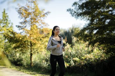 Parkta koşan kadın