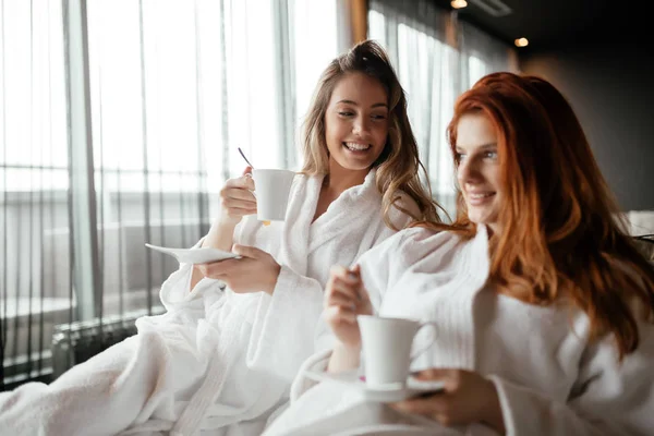 Mujeres en albornoces disfrutando del té —  Fotos de Stock