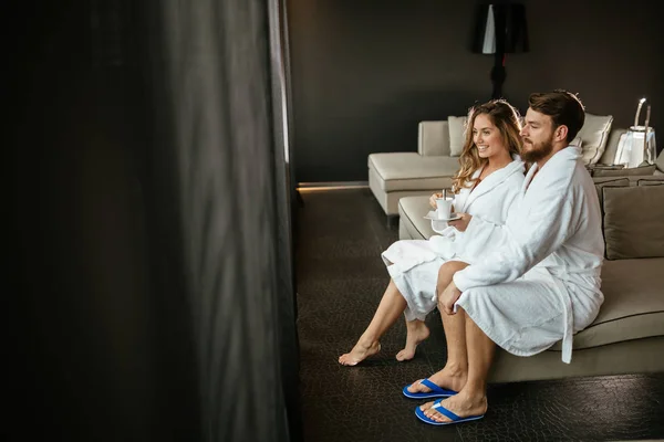 Paar trägt Bademäntel im Hotel — Stockfoto