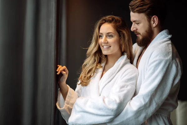 Pareja con albornoces en el hotel — Foto de Stock