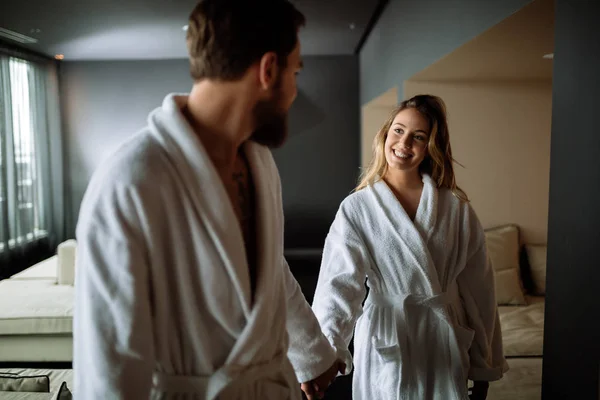 Casal usando roupões de banho no hotel — Fotografia de Stock
