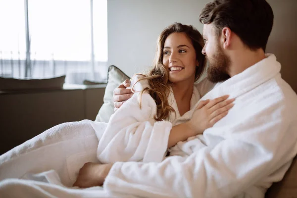 Pareja con albornoces en el hotel — Foto de Stock