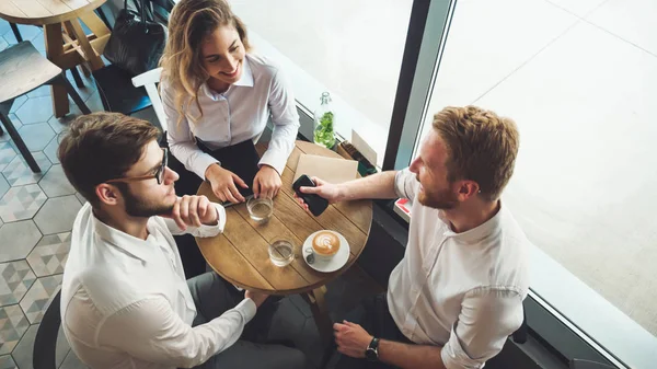 Jovens empresários fazendo uma pausa para o café — Fotografia de Stock