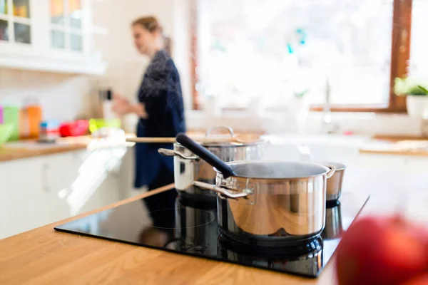 Dona de casa fazendo almoço na cozinha — Fotografia de Stock